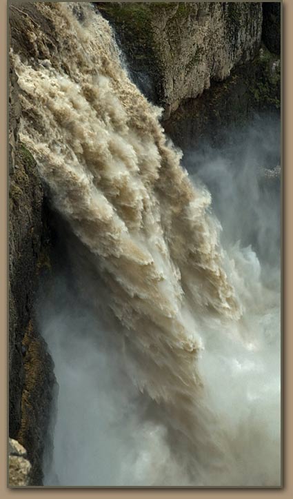 Palouse River flows over spectacualar Palouse Falls.