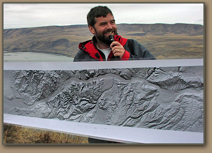Jim O'Connor USGS leads Ice Age Floods Institute Field Trip.