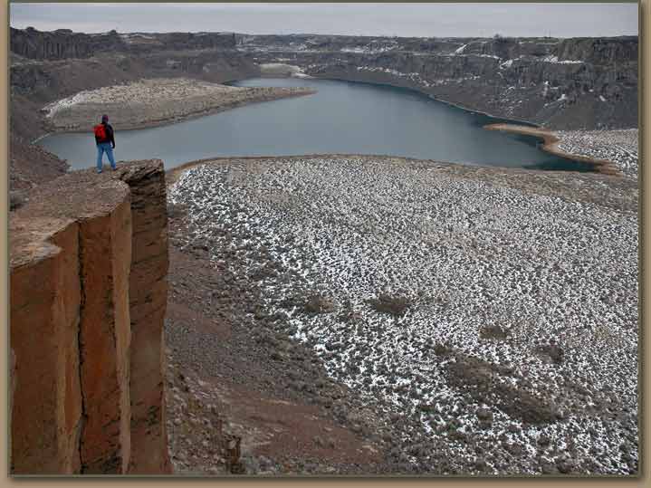 Potholes Coulee and Dusty Lake. Ice Age Floods plunge pool.